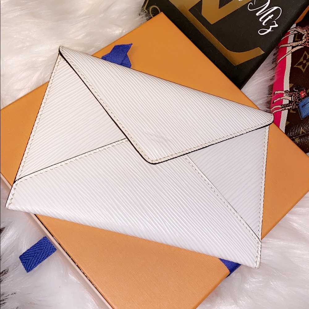 ♥️SOLD♥️ LOUIS VUITTON Epi Large Kirigami Pochette